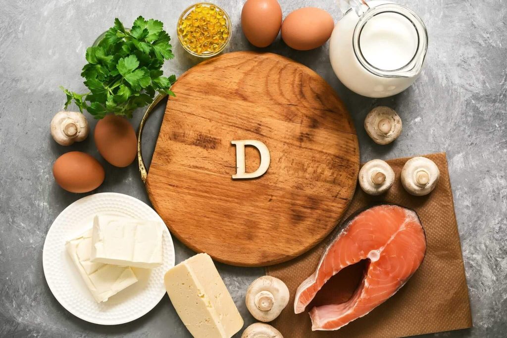ein hölzernes Schneidebrett mit Eiern, Fleisch, Käse und Eiern