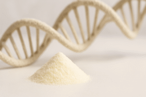 Haufen leicht gelblich-weißer D-Ribose-Kristalle und DNA-Doppelhelix im Hintergrund