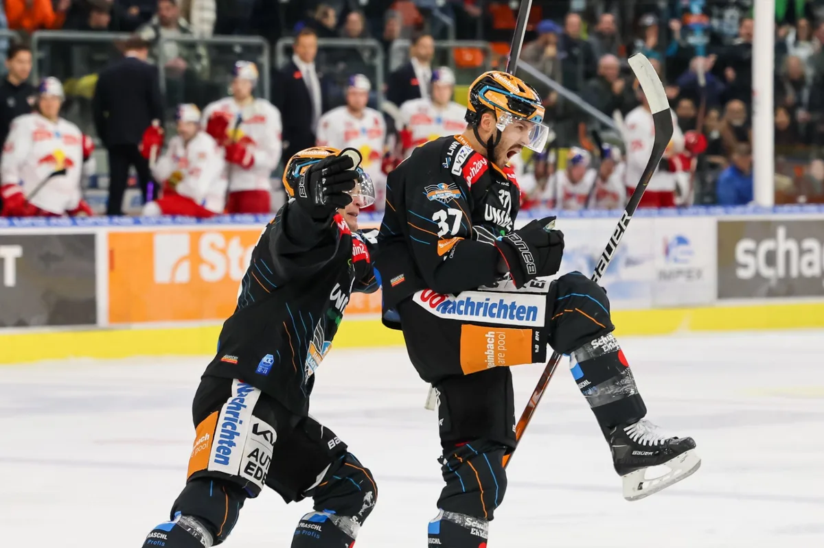 Eishockey-Profi Andreas Kristler (Steinbach Black Wings Linz) jubelt auf dem Eis